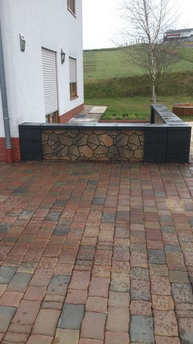 1. Mauer aus Betonfertigsteinen.jpg